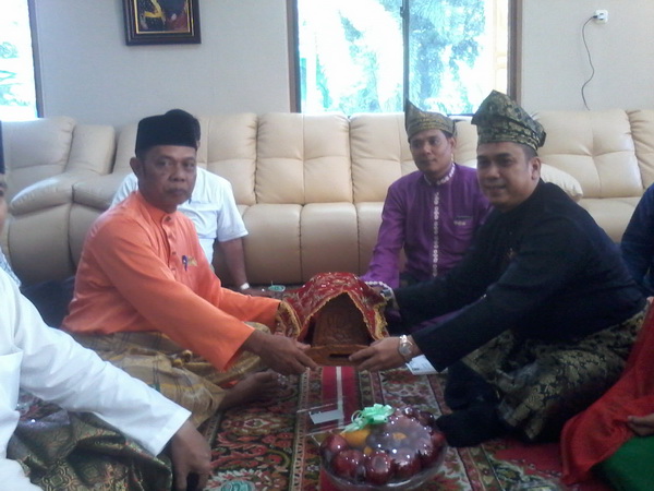 Pengurus LAM Pekanbaru Jemput Pengurus LAM Riau Secara Adat